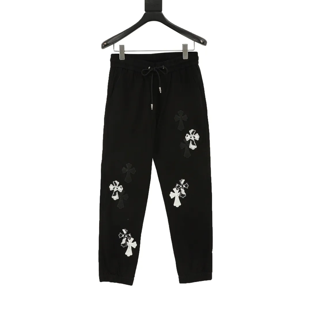 🅿️390 CH/Croxin trousers with pressed leather cross patch embroidery on both sides. The fabric is made of custom woven composite fabric. It is dyed to order and then treated with wool. It is silky and super soft compared to the original version. The fabric texture has clear and obvious strands and great drape. The workmanship is exquisite and meets the foreign trade export standards. The leather cross is embroidered with Sanskrit on both sides of the front. It is fashionable and individual. It is super versatile and good-looking. It is a must-have for fashionable men and women. It is unparalleled in terms of upper body comfort. size：XS-L